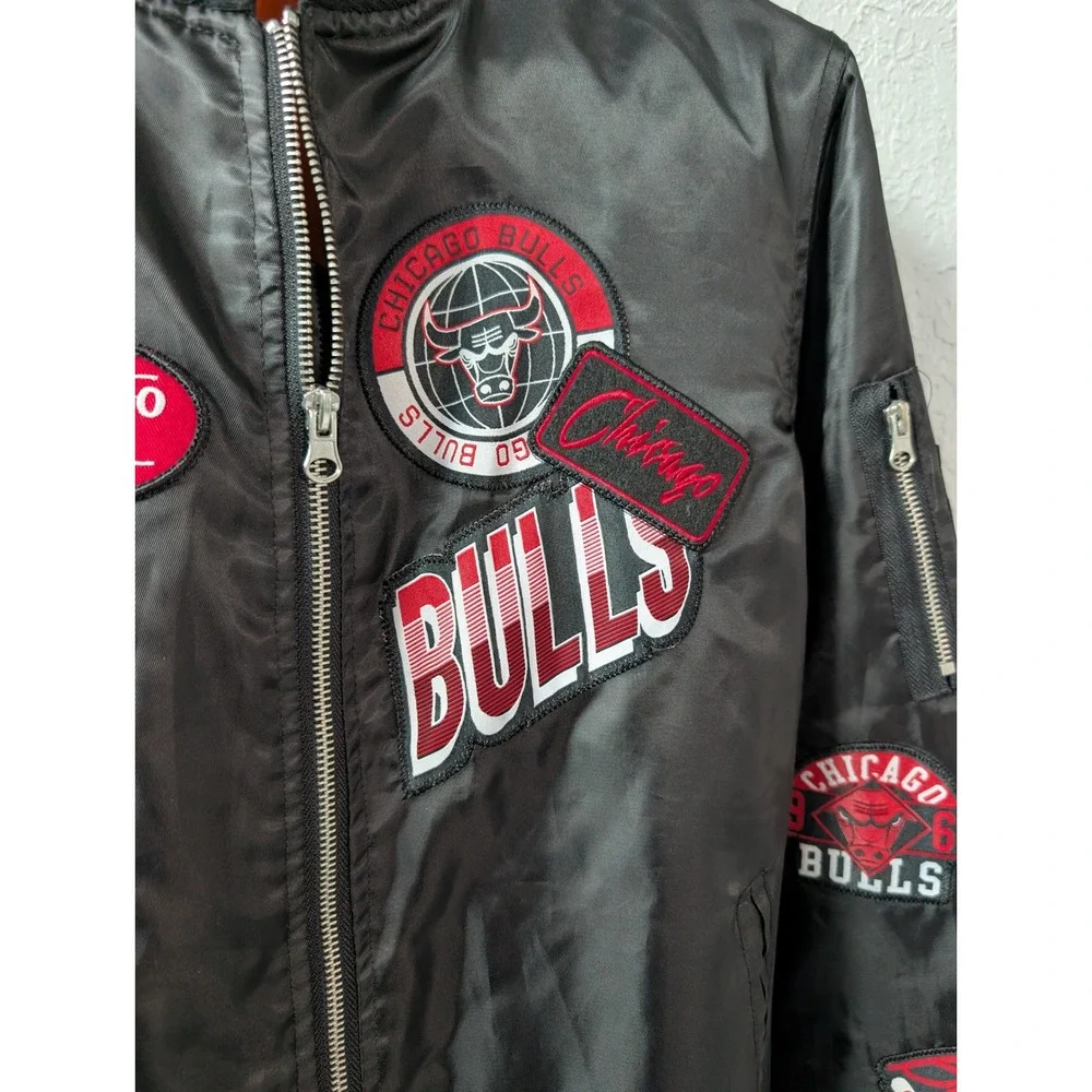 Y2K Style Chicago Bulls UNK NBA Satin Bomber Jacket Mens M Black Patch Full Zip
